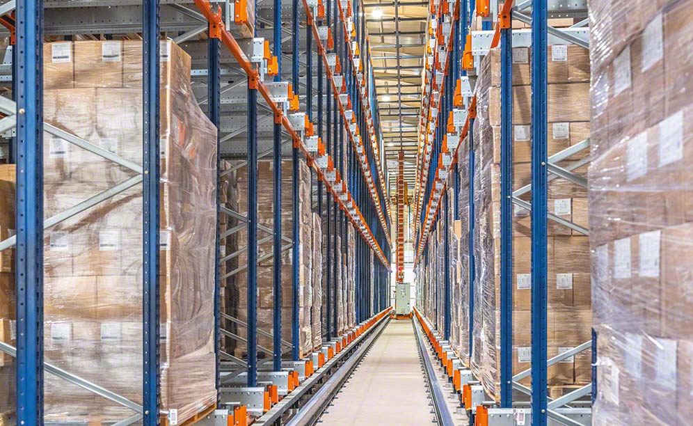 W magazynie firmy ADA wózek Pallet Shuttle odkłada palety na regały