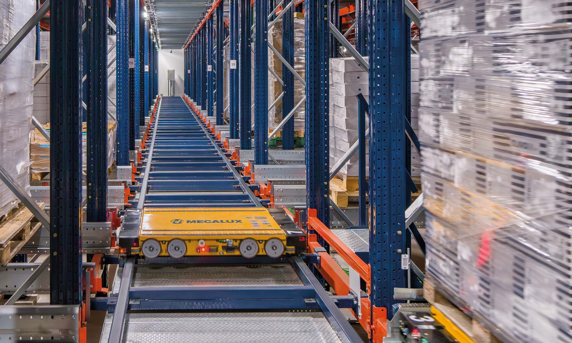 Clavo Food Factory podwaja pojemność magazynu i skraca czas operacyjny dzięki Automatycznemu systemowi Pallet Shuttle 3D