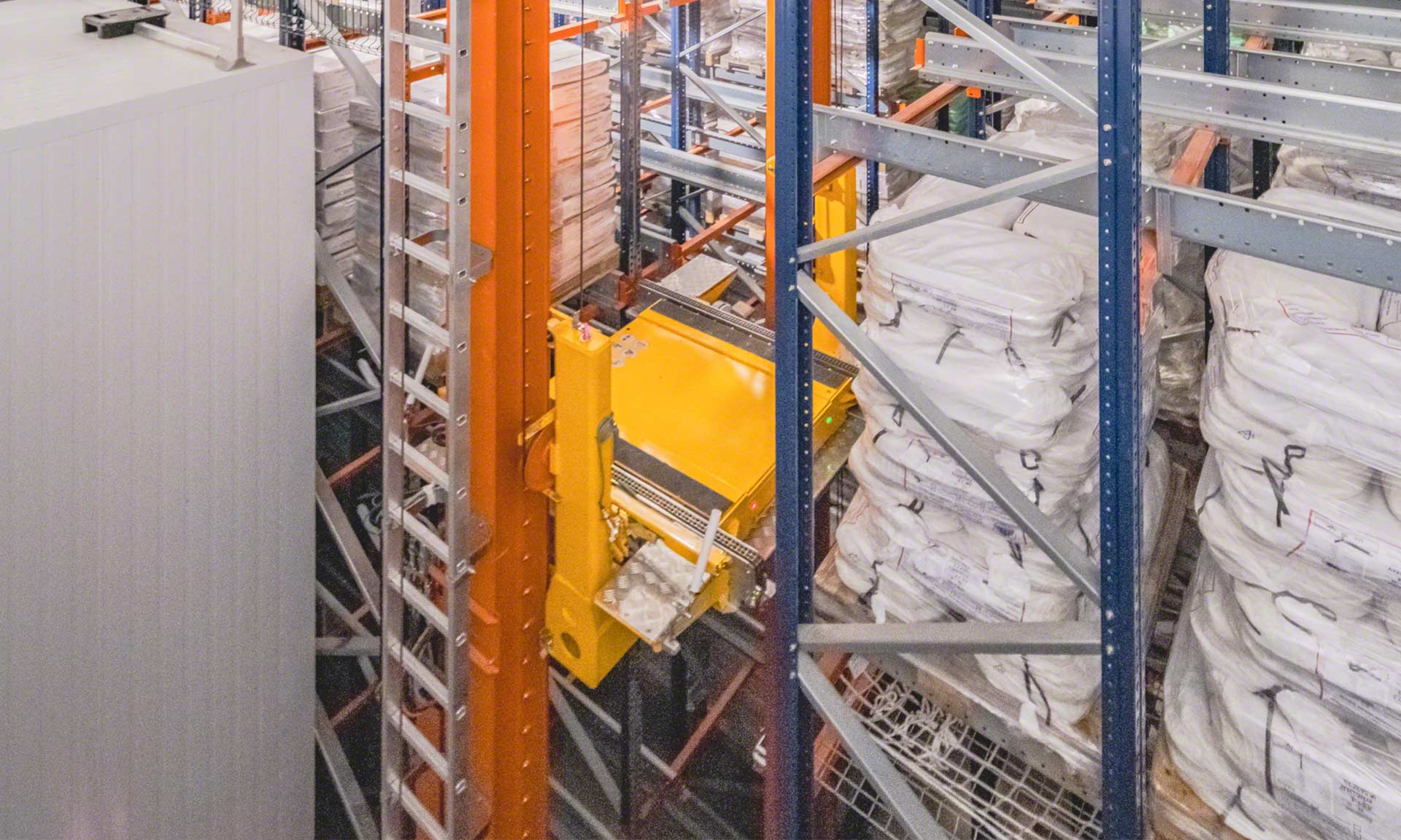 Automatyczna mroźnia do składowania 2500 ton ryb i owoców morza Automatyczna mroźnia do składowania 2500 ton ryb i owoców morza