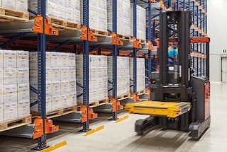 Operator wózka widłowego transportuje wózek satelitarny do kanału