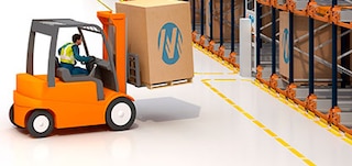 Oznaczenia na posadzce w magazynie z regałami satelitarnymi