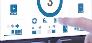 Funkcja zmiany kierunku obsługi umożliwia wybór strony regału, po której będą wykonywane manewry