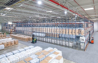 Pallet Shuttle to system składowania, który umożliwia duże zagęszczenie jednostek ładunkowych, co pozwala maksymalnie wykorzystać dostępną powierzchnię magazynową