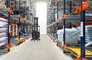 Pallet Shuttle to doskonałe rozwiązanie dla chłodni i mroźni, ponieważ dzięki zagęszczeniu jednostek ładunkowych pozwala zmniejszyć powierzchnię magazynu