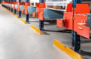 Odbojniki podłogowe przednie ułatwiają operatorom wózków widłowych bezpieczną obsługę jednostek ładunkowych na regale