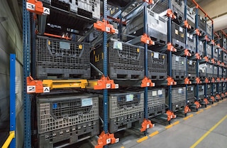 Przy pomocy wózków Pallet Shuttle można przewozić też inne rodzaje jednostek ładunkowych np. plastikowe kontenery