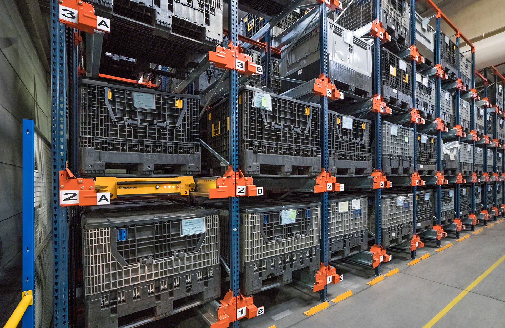 Przy pomocy wózków Pallet Shuttle można przewozić też inne rodzaje jednostek ładunkowych np. plastikowe kontenery