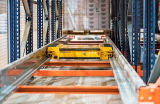 Pallet Shuttle automatyzuje odkładanie i pobieranie jednostek ładunkowych w kanałach o znacznej głębokości składowania