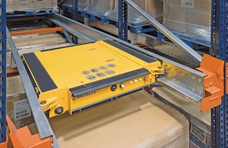 Wózek Pallet Shuttle porusza się po szynach wewnątrz kanału towarowego