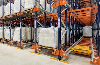 Pallet Shuttle może obsługiwać palety w regałach o głębokości składowania przekraczającej 60 m