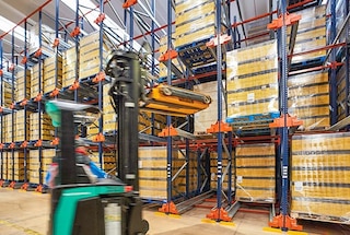 Pallet Shuttle to rozwiązanie szczególnie polecane do magazynów z dużą częstotliwością wejść i wyjść ładunków