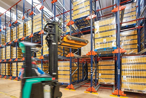Pallet Shuttle to rozwiązanie szczególnie polecane do magazynów z dużą częstotliwością wejść i wyjść ładunków