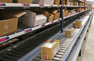 Przenośniki pojemnikowe usprawniają transport pojemników w systemach kompletacji pick-to-light Przenośniki pojemnikowe usprawniają transport pojemników w systemach kompletacji pick-to-light