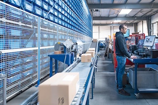 Przenośniki pojemnikowe to doskonałe rozwiązanie dla magazynów o stałych i powtarzalnych przepływach pojemników Przenośniki pojemnikowe to doskonałe rozwiązanie dla magazynów o stałych i powtarzalnych przepływach pojemników