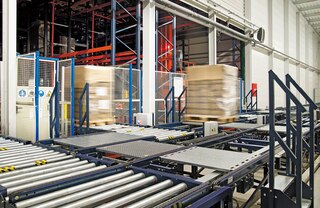 Systemy przenośników paletowych zapewniają sprawne i wydajne wejście i wyjście ładunków w magazynie automatycznym