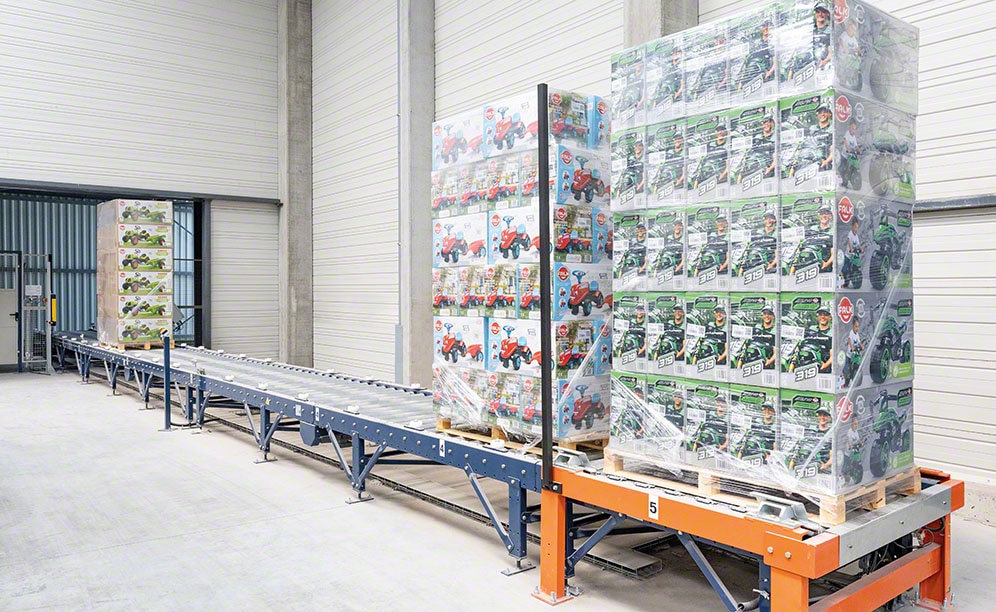 Automatyczne urządzenia transportowe w magazynie producenta zabawek marki Falk Toys
