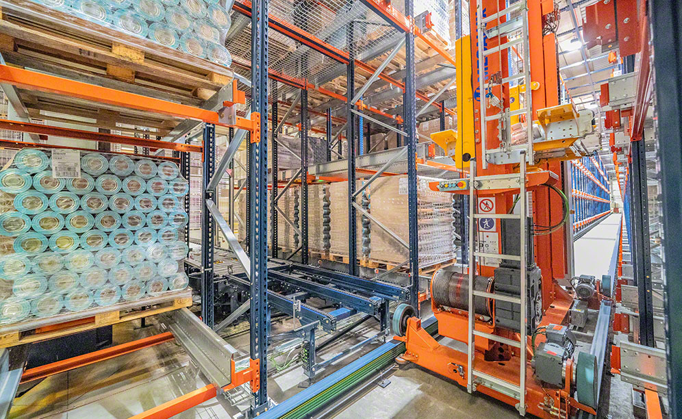 Automatyczny system Pallet Shuttle z układnicą w magazynie firmy Envases Group
