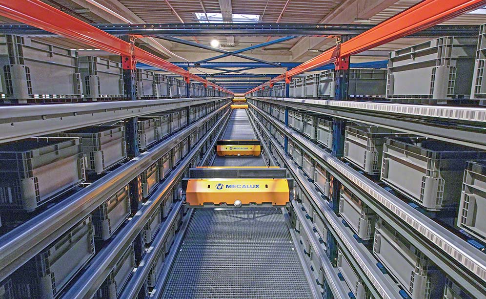System Shuttle w magazynie Manitou Group we Francji