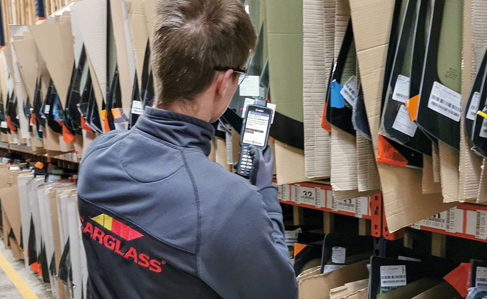 Operator w magazynie Carglass postępuje zgodnie z instrukcjami Easy WMS