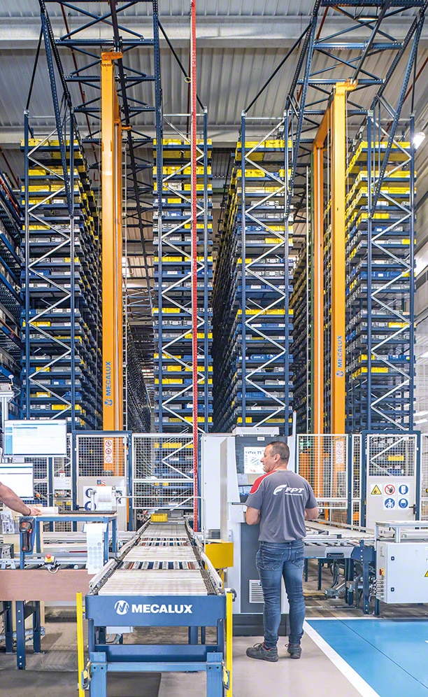 Easy WMS firmy Mecalux przypisuje lokalizacje komponentom do produkcji silników