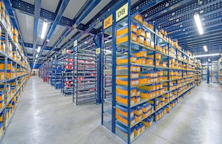 Regały półkowe M3 zapewniają dostęp ręczny do składwanych ładunków Regały półkowe M3 zapewniają dostęp ręczny do składwanych ładunków