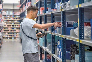 Lekkie regały półkowe usprawniają przeprowadzanie kompletacji w magazynach e-commerce Lekkie regały półkowe usprawniają przeprowadzanie kompletacji w magazynach e-commerce