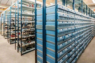 Regały półkowe do lekkich ładunków są powszechnie stosowane w warsztatach i centrach produkcyjnych Regały półkowe do lekkich ładunków są powszechnie stosowane w warsztatach i centrach produkcyjnych