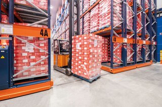 Szerokość korytarza roboczego można dostosować do wymagań stosowanych wózków widłowych