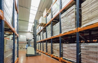 Regały push-back zwiększają bezpieczeństwo operacyjne, ponieważ wózki widłowe w tym systemie nie wjeżdżają w głąb instalacji magazynowej