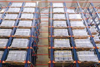 Magazyn wjezdny idealnie nadaje się do składowania produktów jednorodnych Magazyn wjezdny idealnie nadaje się do składowania produktów jednorodnych