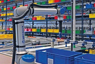 Ramię robota przemysłowego pobiera produkt z pojemnika magazynowego i odkłada go do pojemnika z zamówieniem Ramię robota przemysłowego pobiera produkt z pojemnika magazynowego i odkłada go do pojemnika z zamówieniem