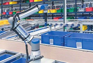 Pojemniki są dostarczane do stanowiska, przy którym pracuje robot pick and place Pojemniki są dostarczane do stanowiska, przy którym pracuje robot pick and place