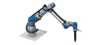 Ramię robota przemysłowego wydajnie przeprowadza operacje magazynowe Ramię robota przemysłowego wydajnie przeprowadza operacje magazynowe