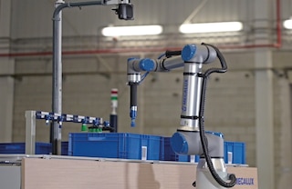Kamera systemu wizyjnego rejestruje obraz zawartości pojemnika Kamera systemu wizyjnego rejestruje obraz zawartości pojemnika