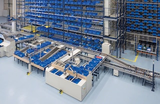 Robot do kompletacji integruje się z innymi automatycznymi systemami składowania Robot do kompletacji integruje się z innymi automatycznymi systemami składowania