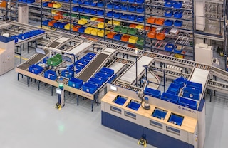 Robot do kompletacji integruje się z innymi automatycznymi systemami składowania