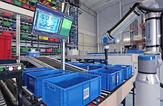 Roboty do kompletacji w sposób całkowicie autonomiczny pobierają artykuły z pojemnika magazynowego i odkładają je do innego pojemnika Roboty do kompletacji w sposób całkowicie autonomiczny pobierają artykuły z pojemnika magazynowego i odkładają je do innego pojemnika