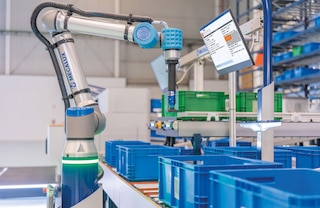 Roboty do kompletacji w sposób całkowicie autonomiczny pobierają artykuły z pojemnika magazynowego i odkładają je do innego pojemnika