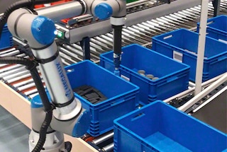 Roboty do kompletacji doskonale sprawdzają się w magazynach, w których składowanych jest wiele pozycji asortymentowych o wysokim wskaźniku rotacji Roboty do kompletacji doskonale sprawdzają się w magazynach, w których składowanych jest wiele pozycji asortymentowych o wysokim wskaźniku rotacji