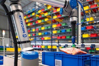 Robot kompletacyjny obsługuje zapakowaną odzież w magazynach sektora tekstylnego Robot kompletacyjny obsługuje zapakowaną odzież w magazynach sektora tekstylnego