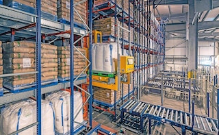 Firma British Sugar zautomatyzowała obsługę regałów za pomocą układnic paletowych