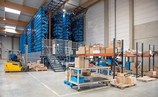 Automatyczny magazyn pojemnikowy zarządzany przez system Easy WMS w centrum logistycznym firmy FIC w Nimes