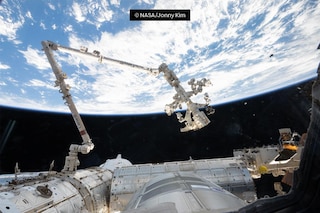 Fotografia wykonana przez astronautę NASA Jonna Kima, na której widoczne jest ramię robota Canadarm2