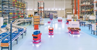 Zaleta modelu uczenia przez wzmacnianie polega na tym, że zmienia się on w czasie