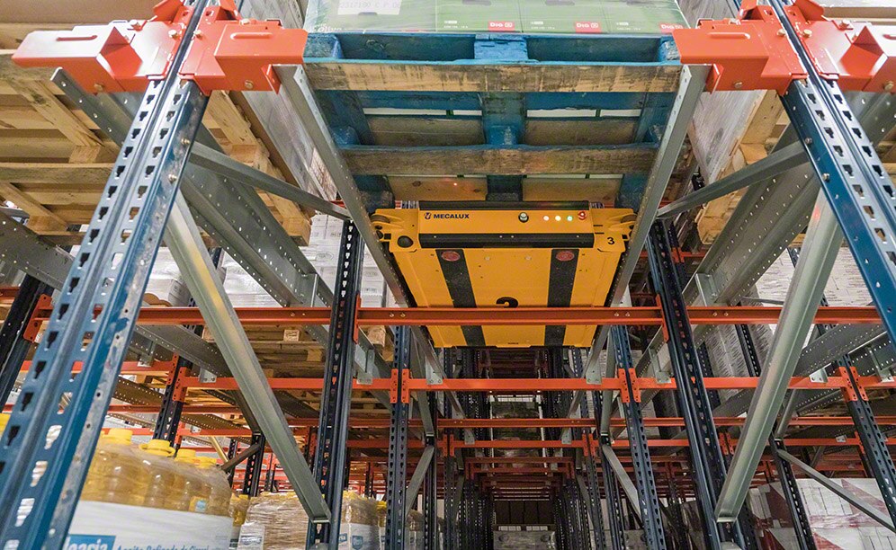 Pallet Shuttle przemieszcza się w kanałach wewnątrz regałów