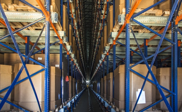 W mroźni składowane są zarówno surowce wykorzystywane w procesie produkcji, jak i gotowe produkty oczekujące na wysyłkę