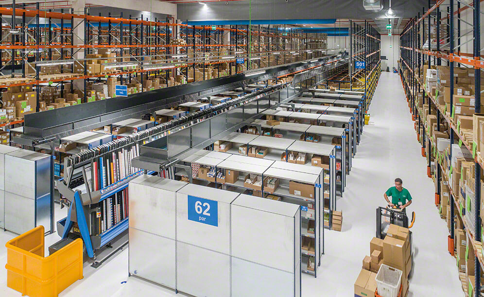 Mecalux kompleksowo wyposażył centrum logistyczne w system składowania, który obejmuje: regały półkowe do składowania lekkich ładunków, regały przepływowe do kompletacji i regały paletowe do przechowywania zapasu produktów
