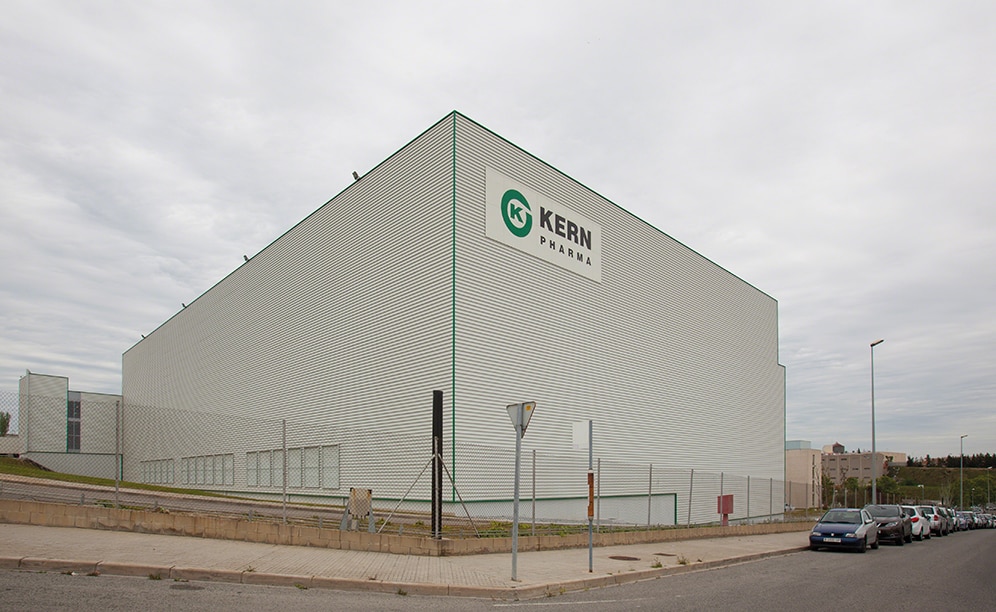 Laboratorium farmaceutyczne Kern Pharma buduje magazyn samonośny obsługiwany przez układnice pojemnikowe i paletowe Laboratorium farmaceutyczne Kern Pharma buduje magazyn samonośny obsługiwany przez układnice pojemnikowe i paletowe