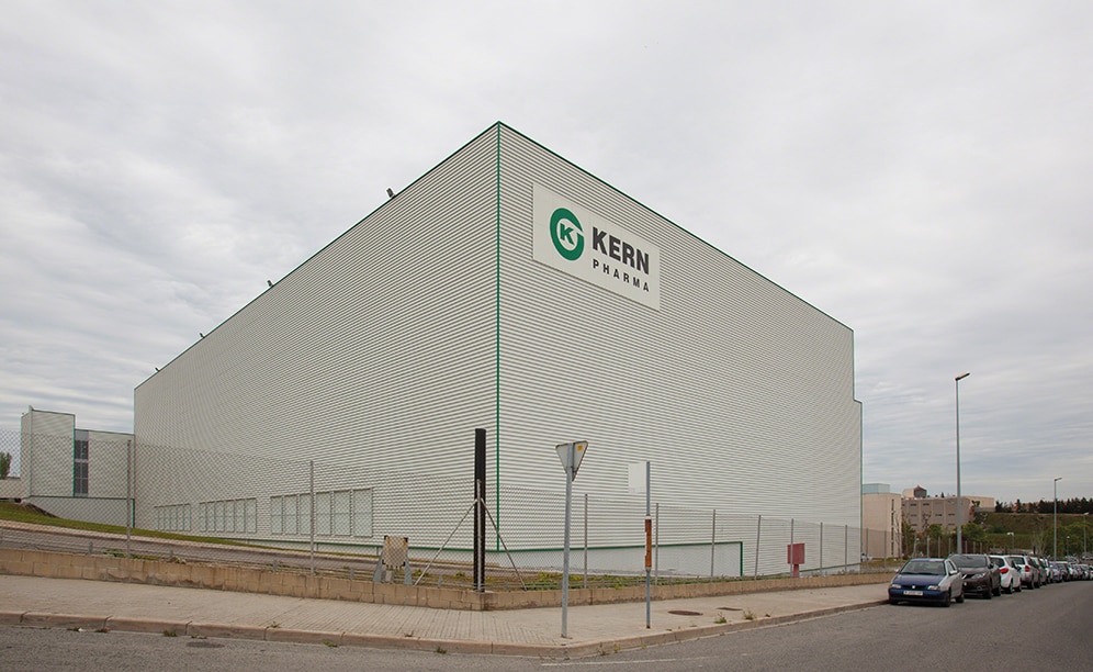 Laboratorium farmaceutyczne Kern Pharma buduje magazyn samonośny obsługiwany przez układnice pojemnikowe i paletowe