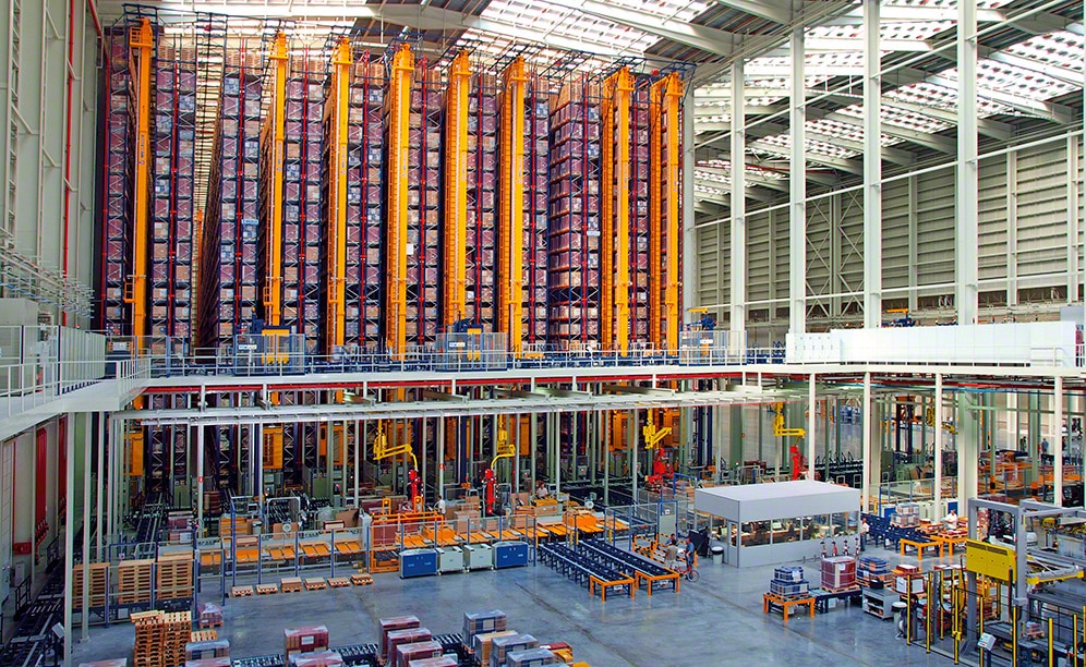 The warehouse measures 160 m long and 31 m high. Overall, a 65,320 pallet storage capacity
